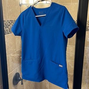 Figs scrub top size can